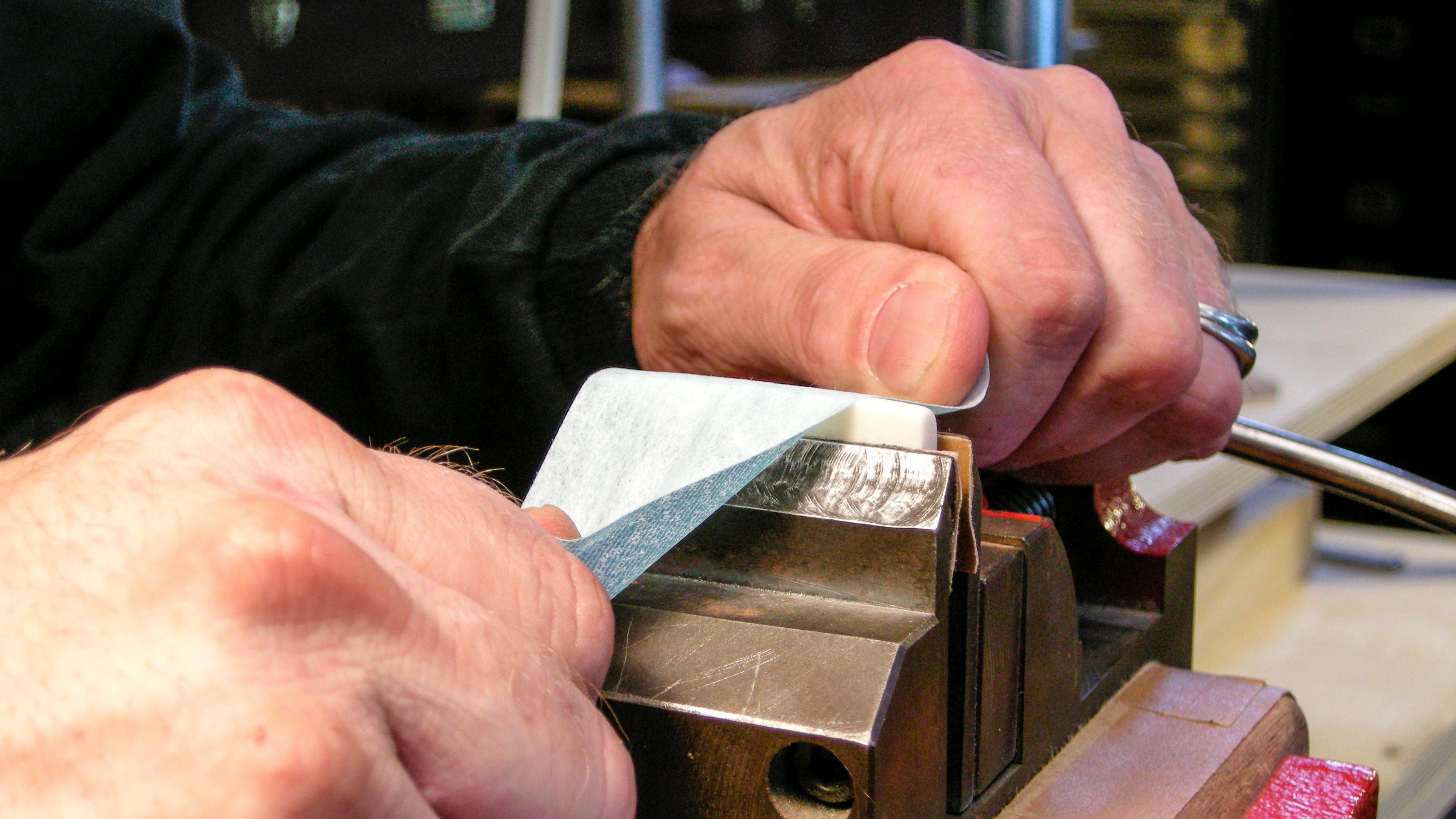 Polishing papers: flexible, reusable abrasives