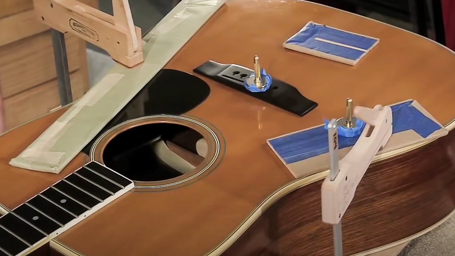 Video: Gluing a Martin D-35 back brace 